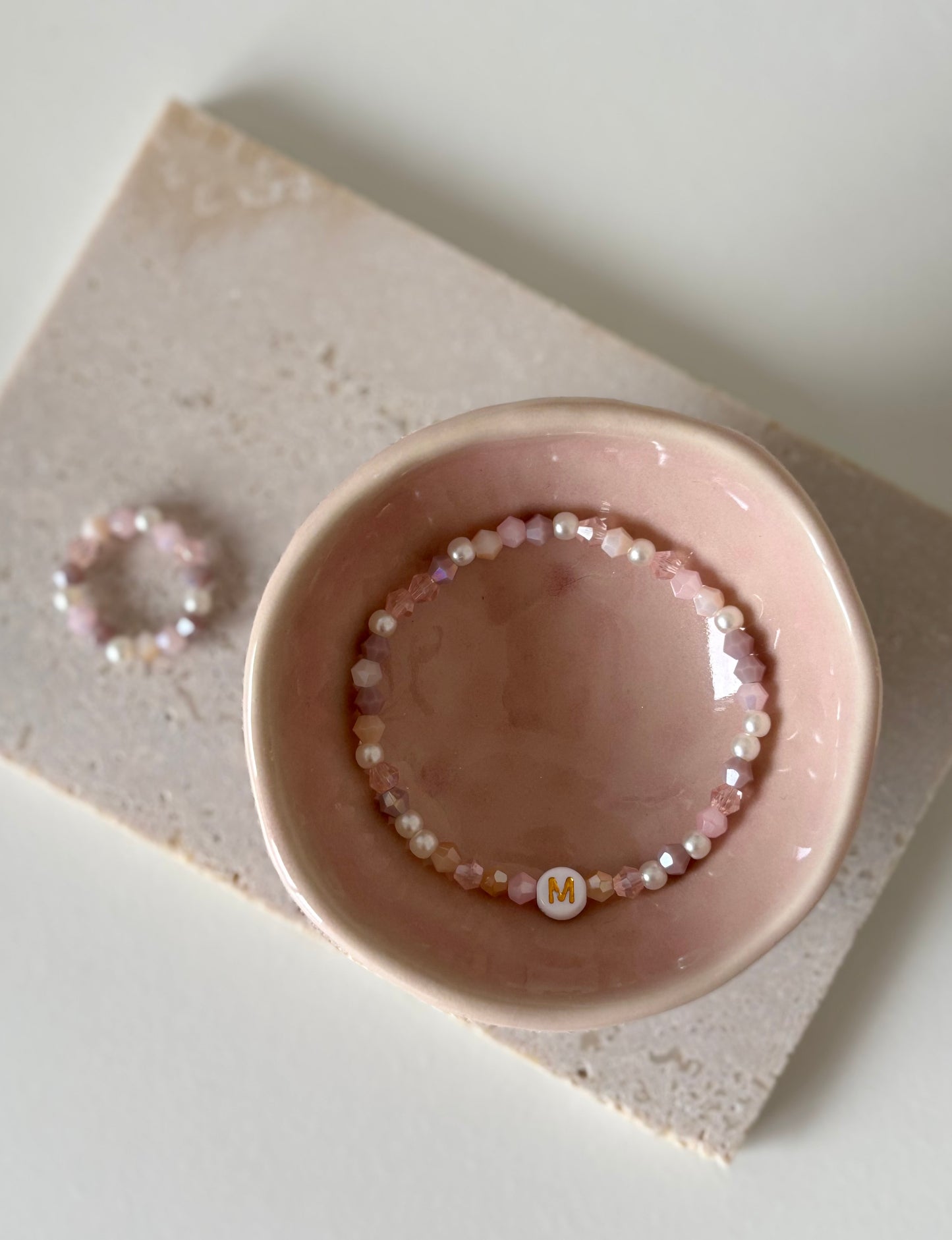 Rosa Perlenarmband mit Smiley / Buchstabe