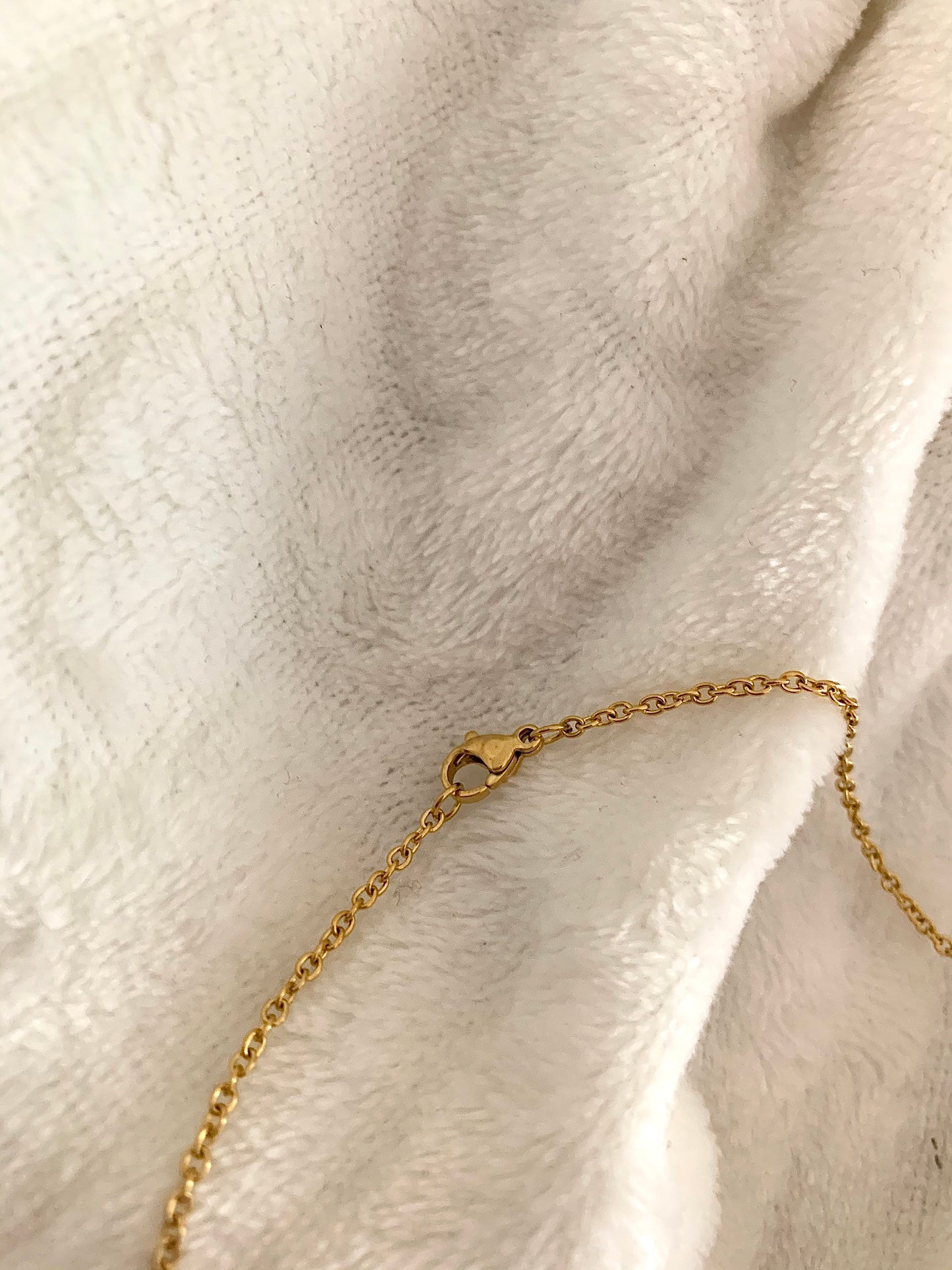 Goldene Halskette mit Herzchen