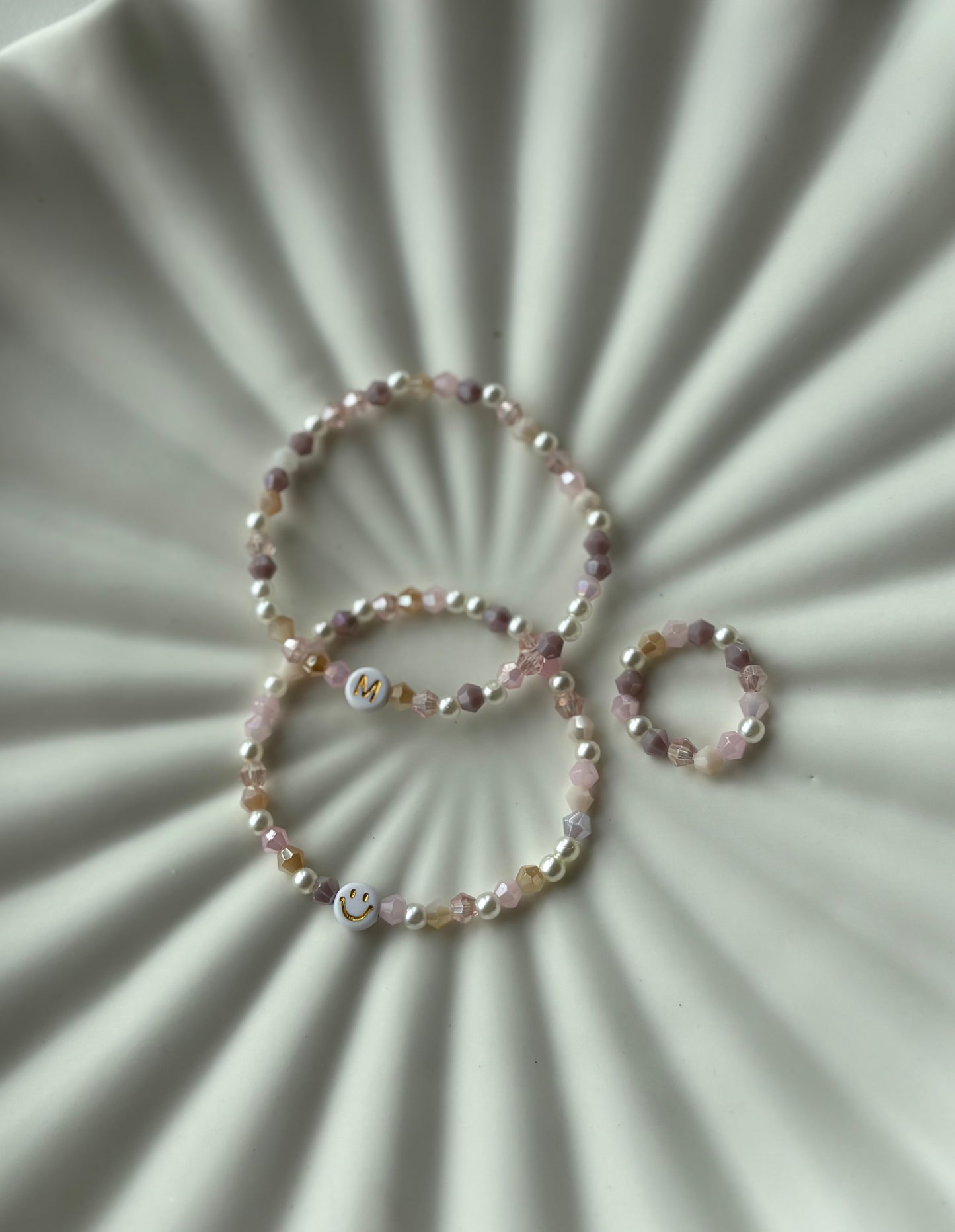 Rosa Perlenarmband mit Smiley / Buchstabe