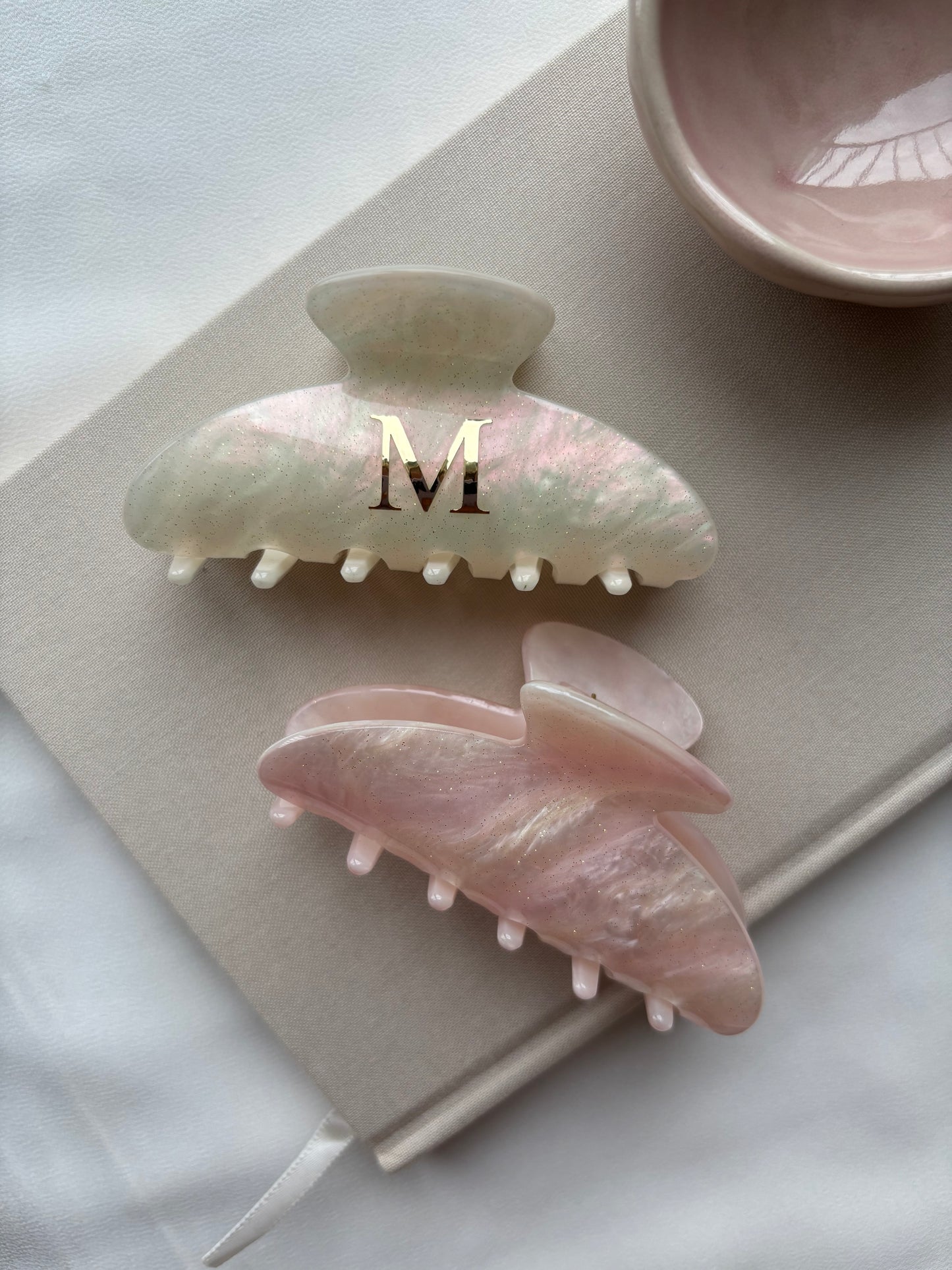 Haarklammer mit Buchstabe