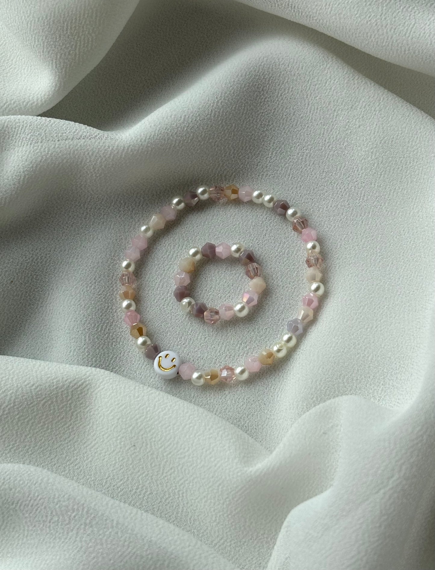 Rosa Perlenarmband mit Smiley / Buchstabe