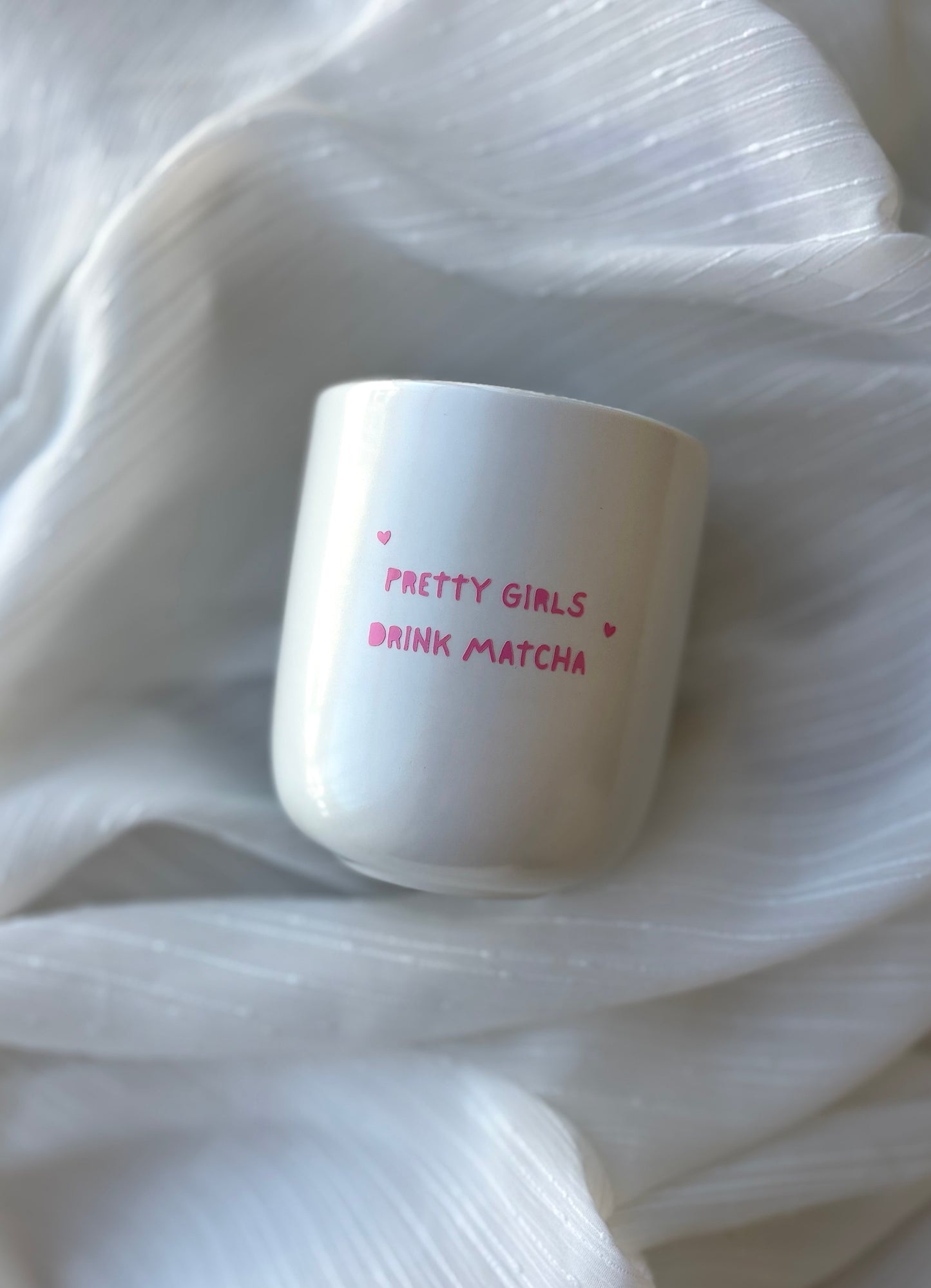Tasse „pretty girls drink matcha“