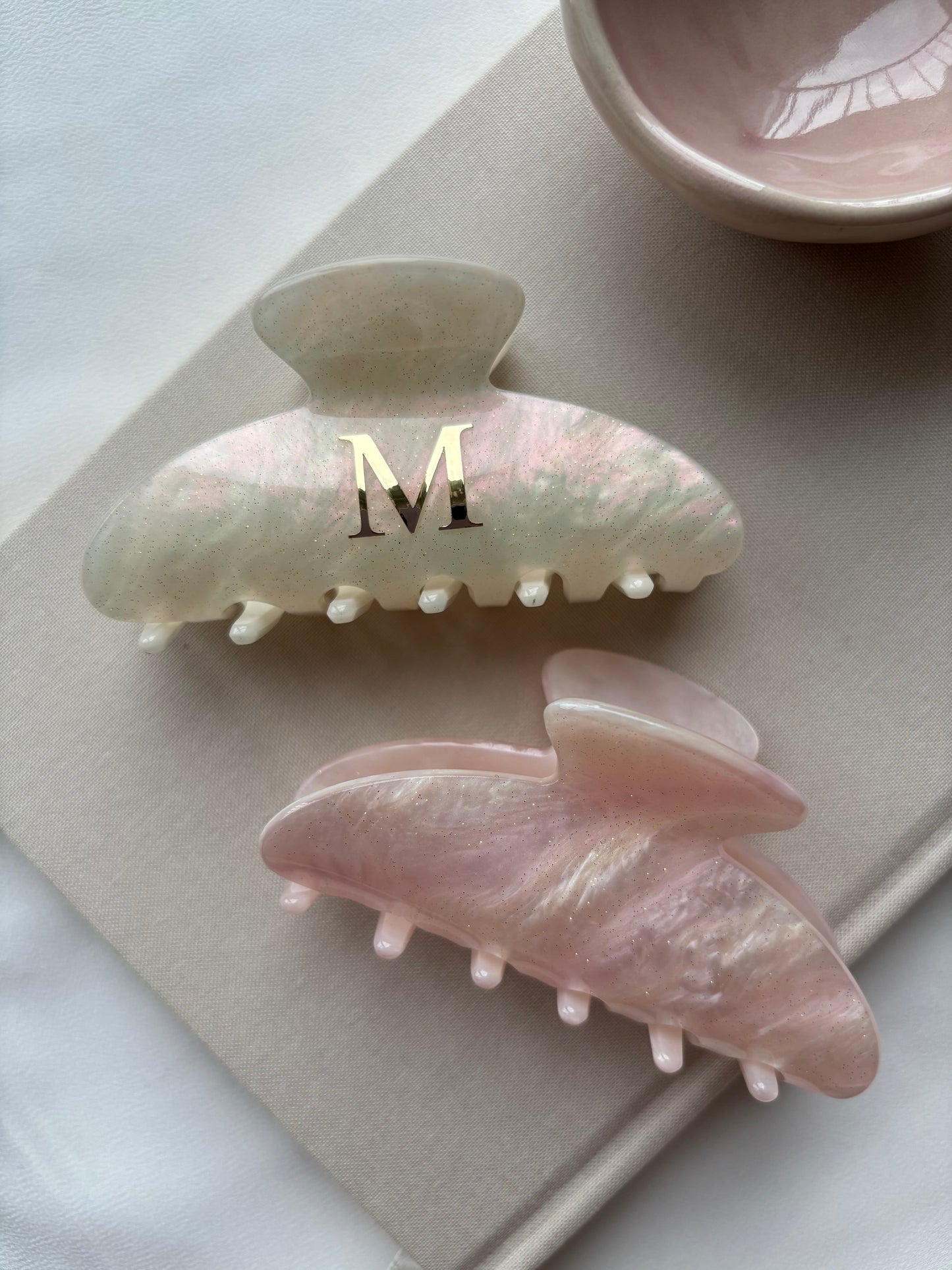 Haarklammer mit Buchstabe