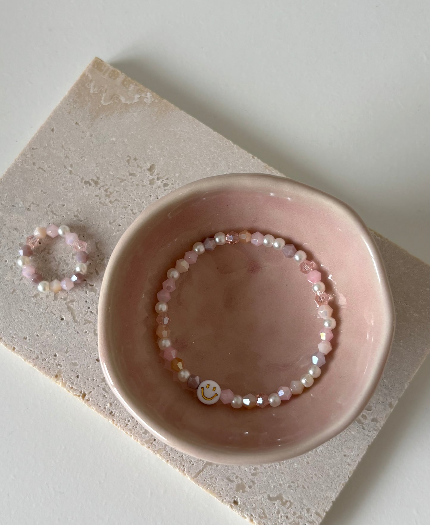 Rosa Perlenarmband mit Smiley / Buchstabe
