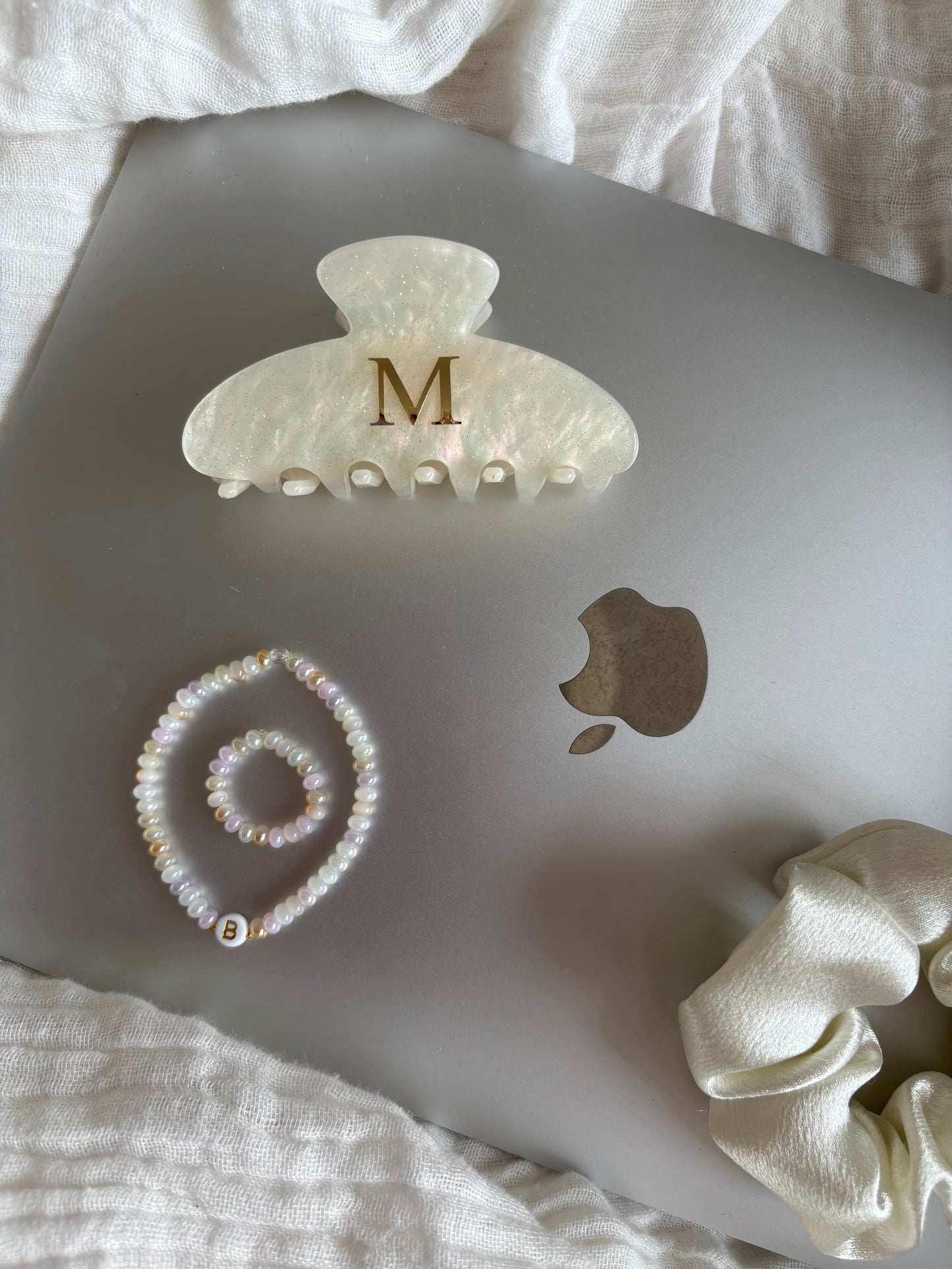 Haarklammer mit Buchstabe