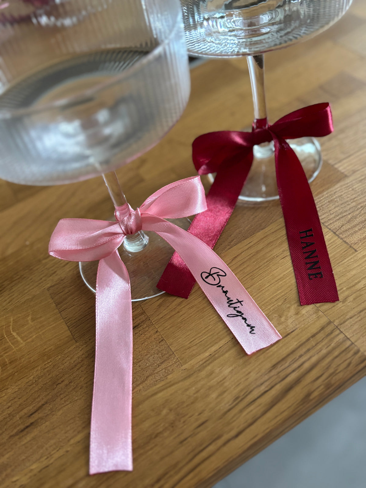 Personalisierte Schleifen für Hochzeiten