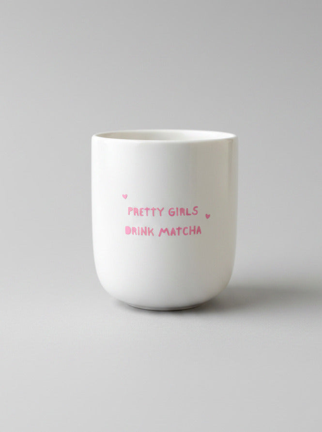 Tasse „pretty girls drink matcha“