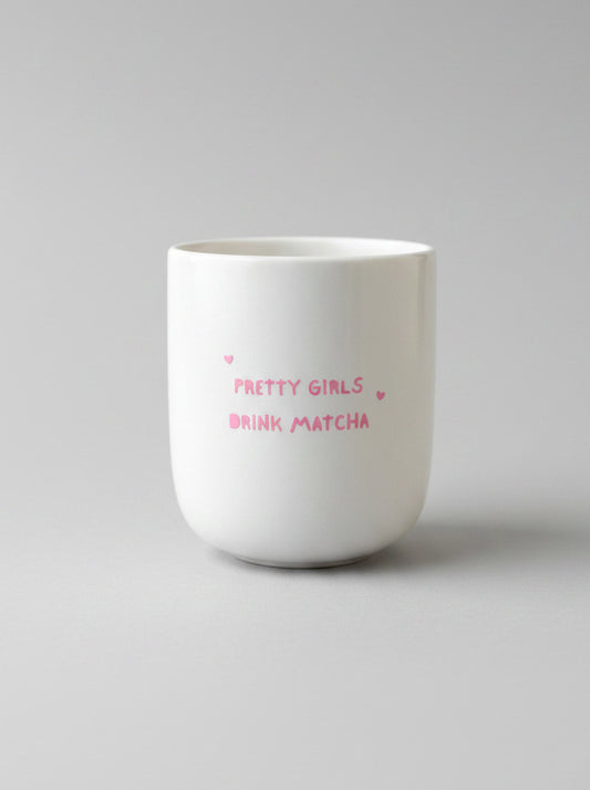 Tasse „pretty girls drink matcha“