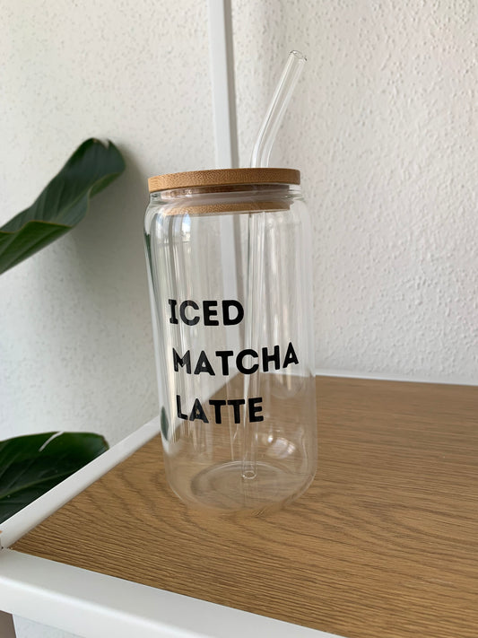 Glas „Iced Matcha Latte“