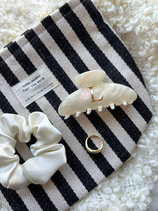 Haarklammer mit Buchstabe