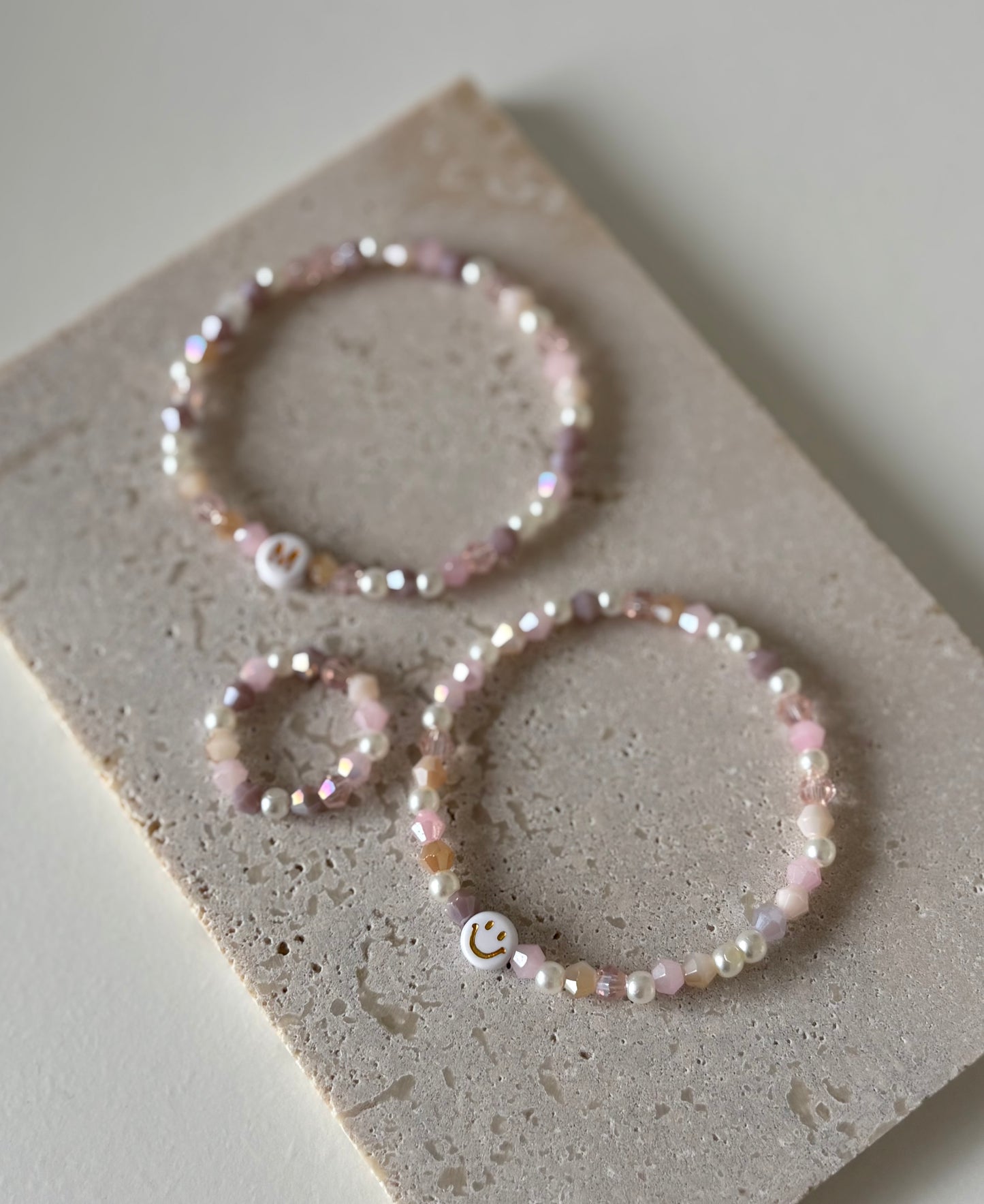 Rosa Perlenarmband mit Smiley / Buchstabe