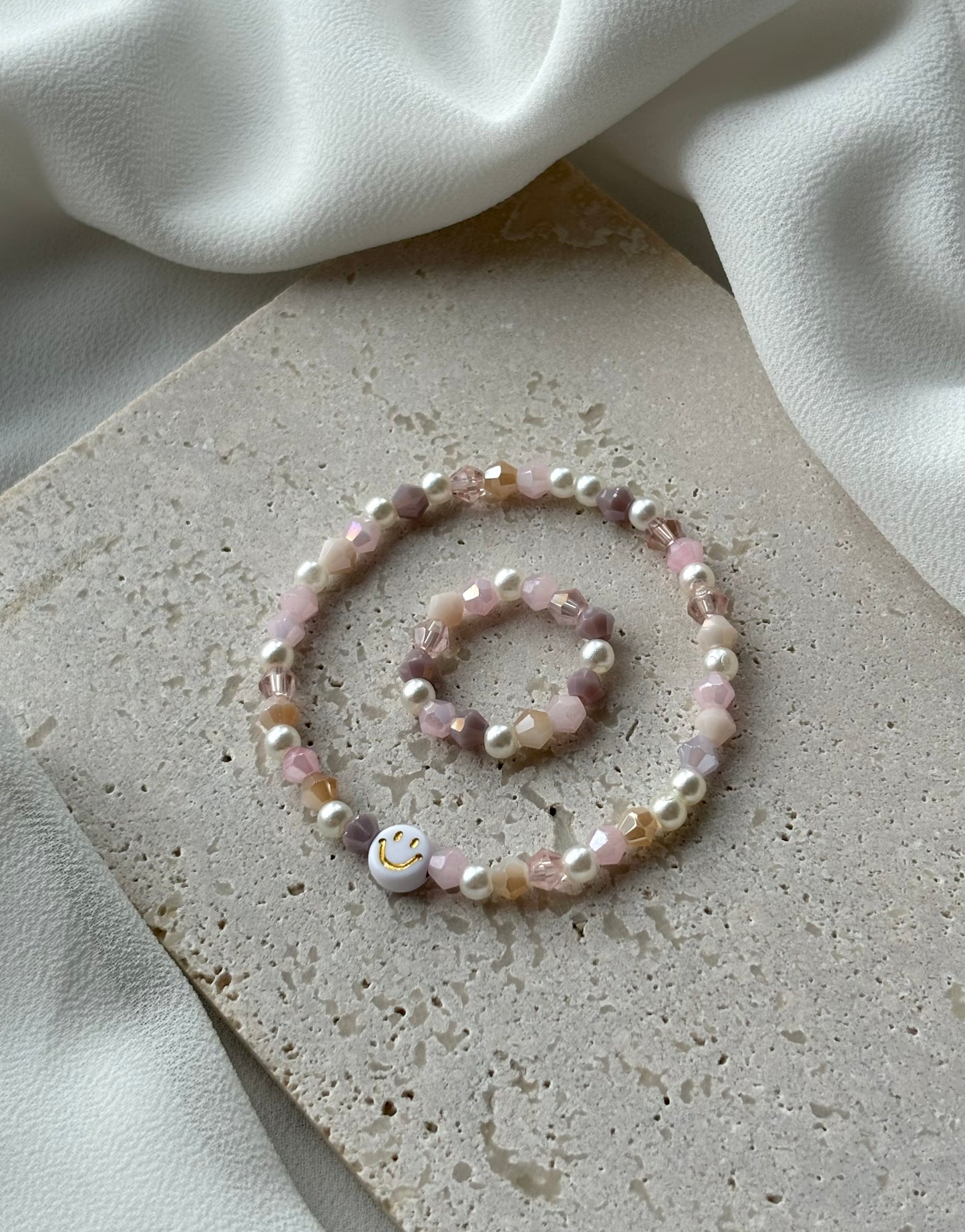 Rosa Perlenarmband mit Smiley / Buchstabe