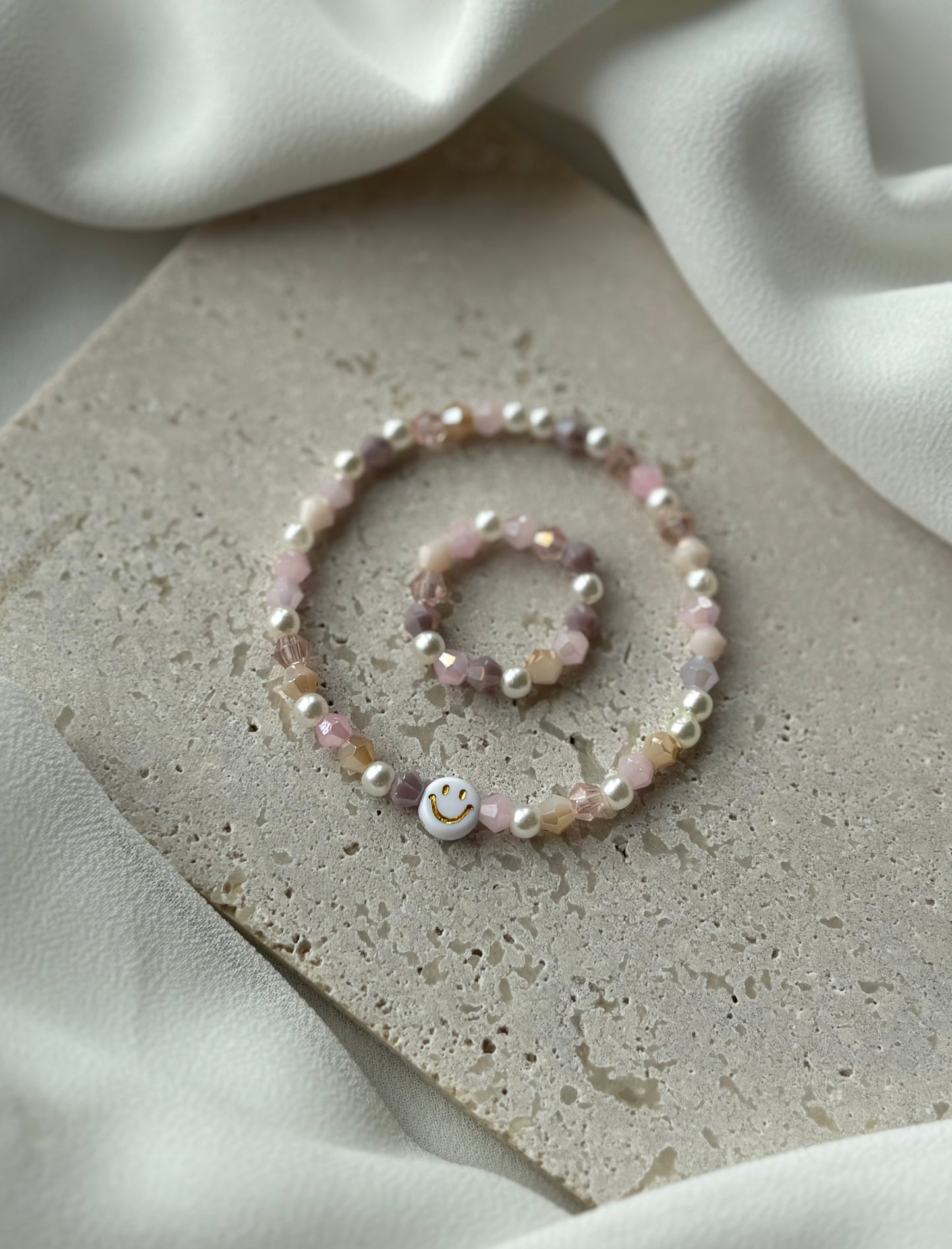 Rosa Perlenarmband mit Smiley / Buchstabe
