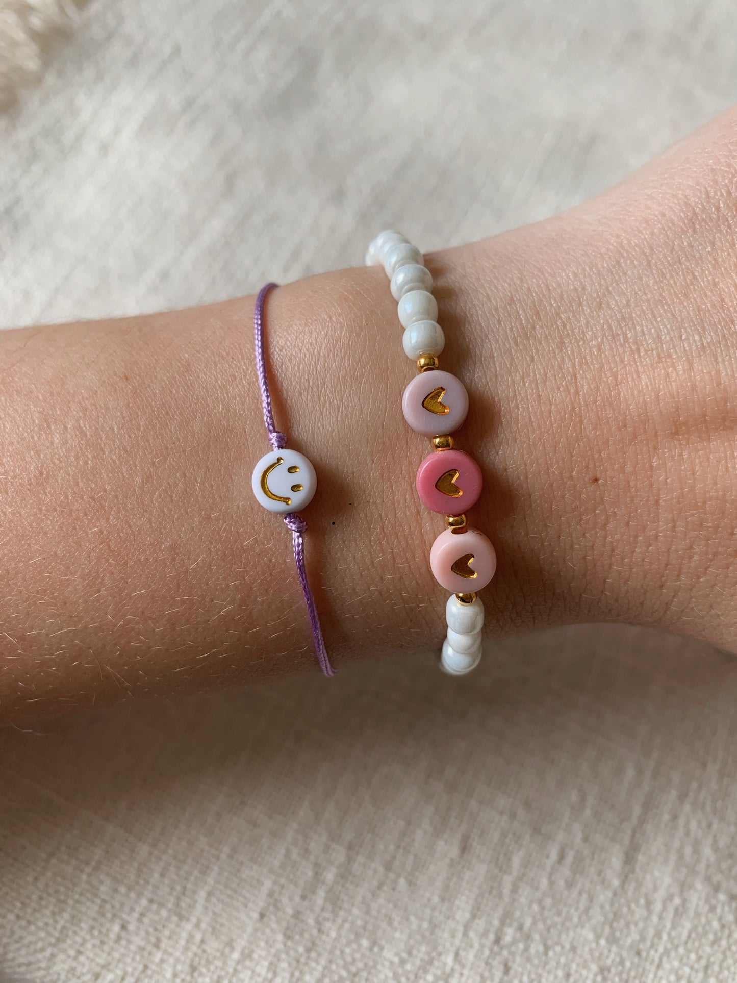 Perlenarmband mit Herzchen