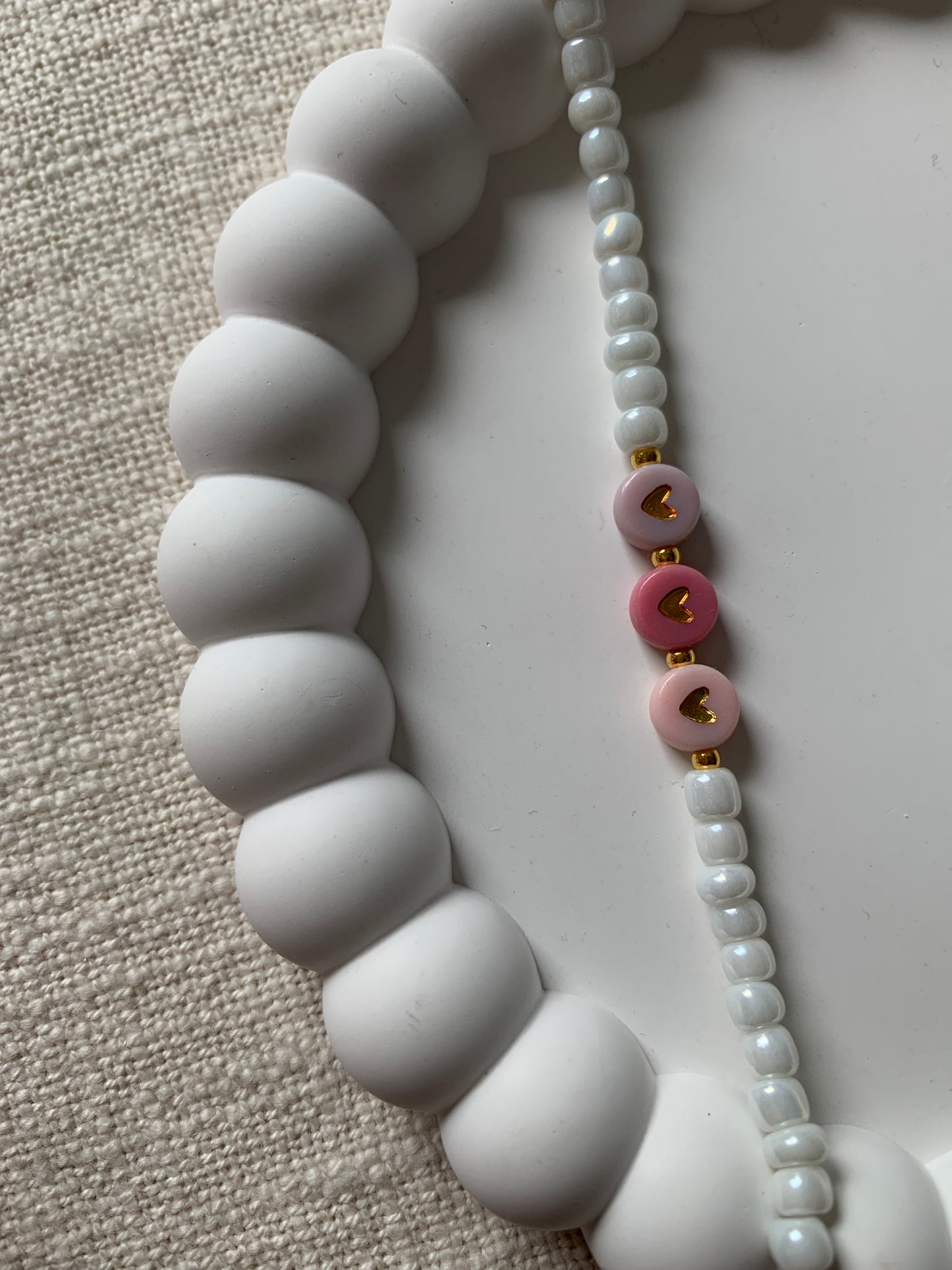Perlenarmband mit Herzchen