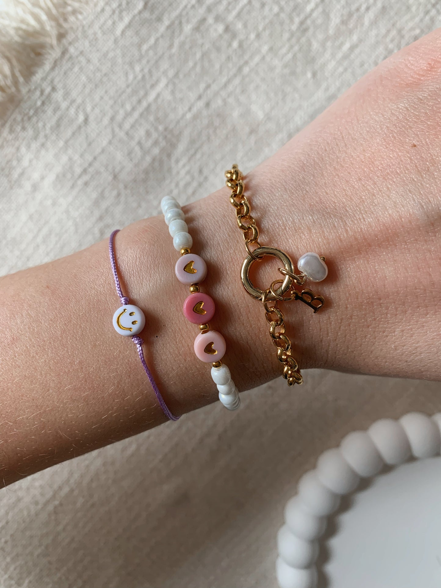 Perlenarmband mit Herzchen