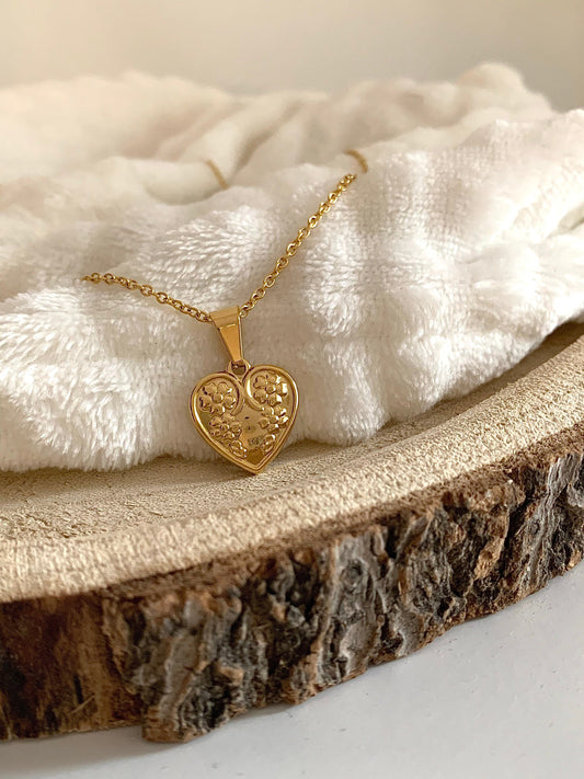 Goldene Halskette mit Herzchen