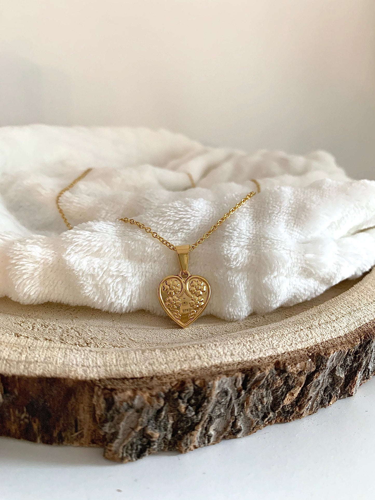 Goldene Halskette mit Herzchen