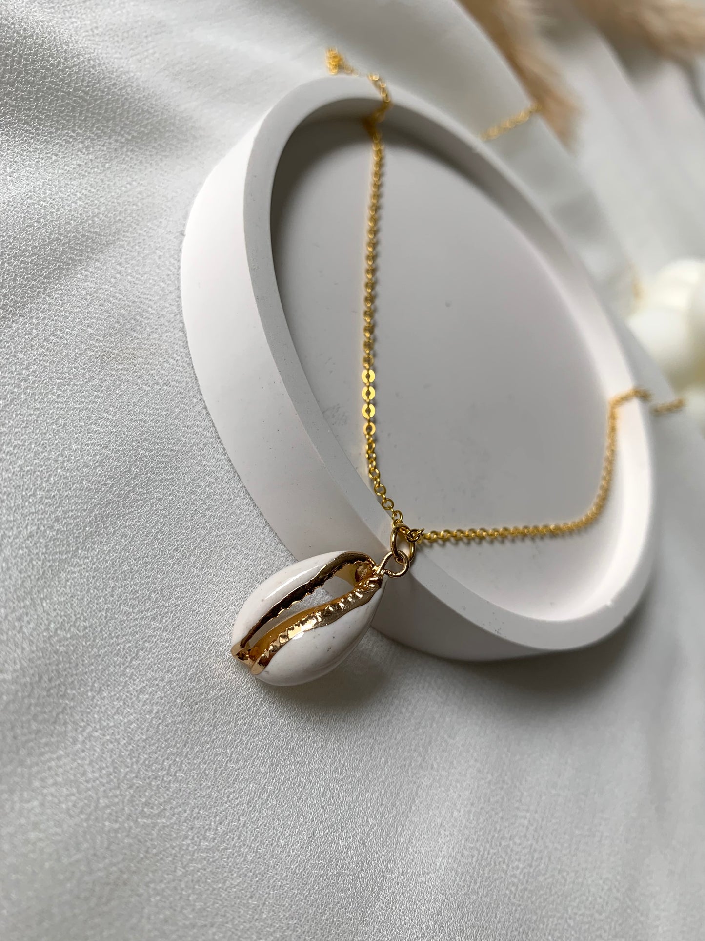 Goldene Muschelkette