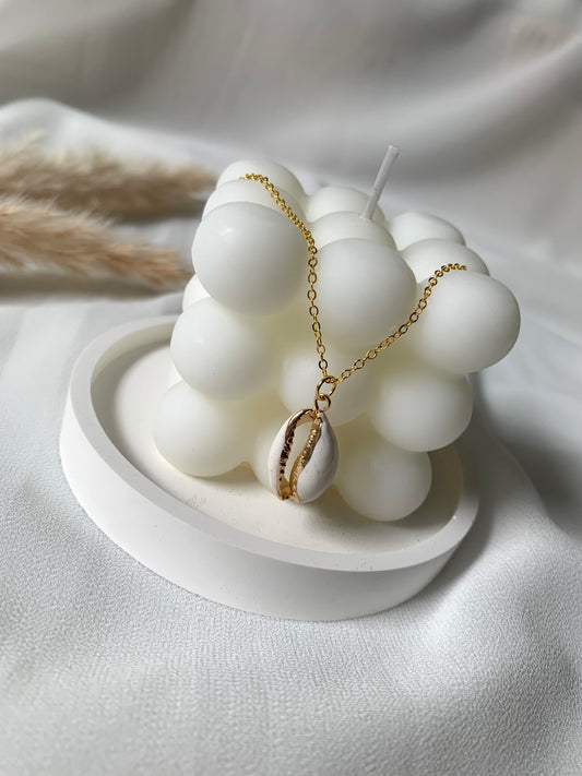 Goldene Muschelkette